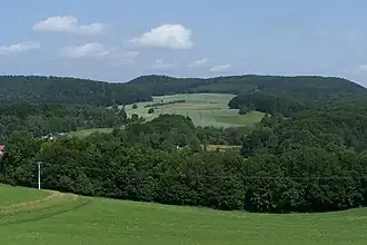 Der Ruppertskopf (Bildmitte) und die Waldwiesen bei Förtha-Epichnellen.
