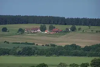 Blick von Osten zum Hetzeberg, im Vordergrund das gleichnamige Gut.
