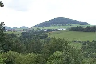 Blick von Norden (Vacha) auf Sünna und den Ulsterberg