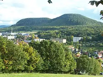 Gesamtansicht von Nordwesten, rechts der Kleine Wartberg, links der Große Wartberg