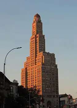 Der Wolkenkratzer im Abendlicht