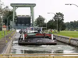 Hubtor mit geöffneten Wasserdurchlässen