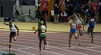 Zieleinlauf von hinten (v.&nbsp;l.&nbsp;n.&nbsp;r.): Cynthia Bolingo Mbongo, Candice McLeod, Rhasidat Adeleke (verdeckt), Lieke Klaver, Natalia Kaczmarek, Marileidy&nbsp;Paulino
