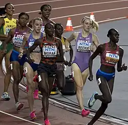 Ein enges Feld am Ende der Zielkurve, es führt Athing Mu vor Jemma Reekie, Mary Moraa und Halimah Nakaayi, dahinter Keely Hodgkinson, Nia Akins, Raevyn Rogers und Adelle&nbsp;Tracey