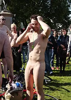 Junge Erwachsene im Rahmen des World Naked Bike Ride in Großbritannien, 2013