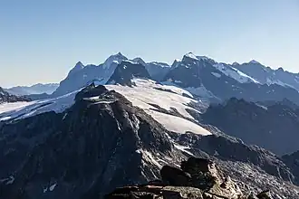 Das Birghorn (Spitze in der linken Bildmitte)