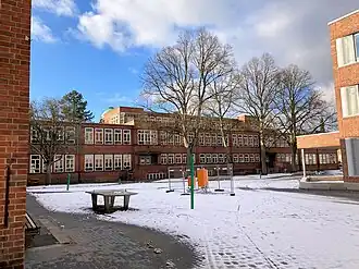 Schulhof mit Klassenraumflügel von 1931