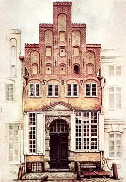 Das Aquarell von J. W. Cordes von 1847 dokumentiert eine für Lübeck typische Haus-Vorplatzsituation mit abgegrenztem Kellerhals: Mengstraße 42 vor dem Umbau zu einem spätklassizistischen Mietshaus