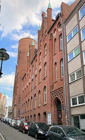 Fassade des Posthofs in der Braunstraße mit dem ehemaligen Telegrafen- und Fernsprechturm