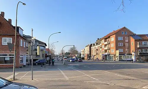 Ratzeburger Allee kurz vor der im Hintergrund erkennbaren Wakenitzbrücke