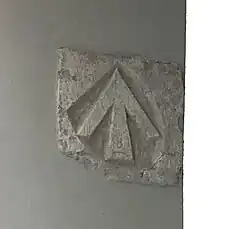 Spolie im Hauseingang