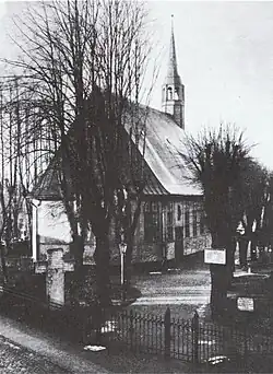 Die St.-Lorenz-Kirche von Osten, links im Vordergrund das Pestkreuz von 1598