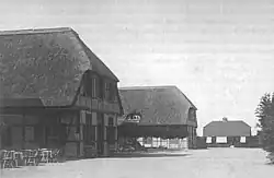 Reetdach gedecktes Haus auf einer alten schwarz-weiß Fotografie