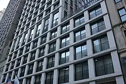 Blick auf die polierte Betonfassade, rechts der Rücksprung mit Terrasse