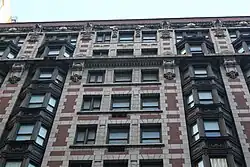 Die Fassade mit den Erkern