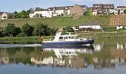 Ein Polizeiboot mit weißem Deck und dunkelblauer Außen- und Unterseite sowie der Aufschrift "Polizei" an den Seiten.