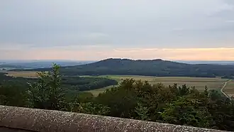 Der Wachtlerberg von Schloss Spielberg aus gesehen.