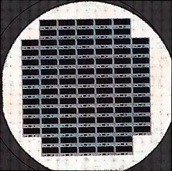 Wafer (125 mm Durchmesser) mit 90 Chips U61000. (Hochaufgelöst)