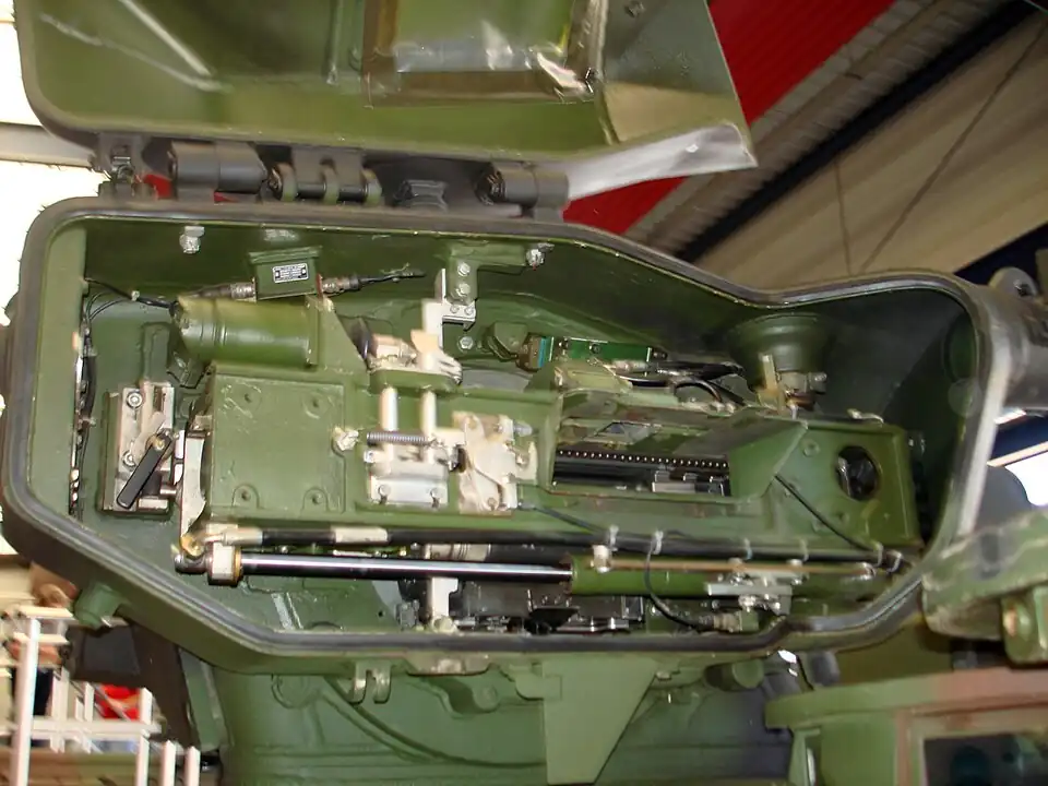 Waffenträgergehäuse des Marder 1A3 mit eingebauter Waffenanlage. Der DGZ ist auch hier nur eingeschränkt hinter dem unteren Stoßdämpfer sichtbar