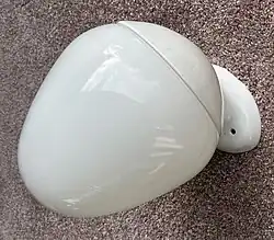 Wandleuchte nach Entwurf von Wagenfeld, erinnernd an die Form einer Erdbeere