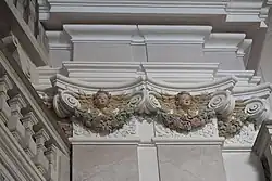 Pilaster und Kapitelle im Langhaus