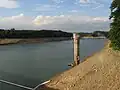 Blick auf den teilentleerten Stausee mit freiliegendem Entnahmeturm (Sommer 2008)