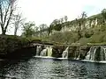 Wain Wath Force bei Keld, im Hintergrund die Kalkfelsklippen von Cotterby Scar