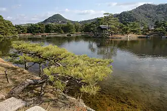 Im Hintergrund Tenjin-yama (93 m) und Takozushi-yama (151 m)[Anm 1] (借景, shakei)