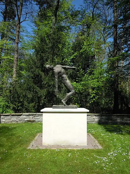 Statue Fallender Mann auf dem Waldfriedhof Oberrad