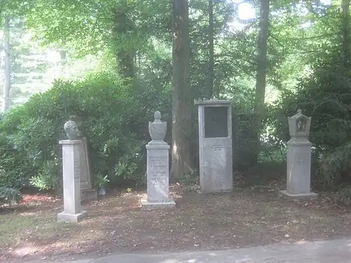 Von links: Grabmale von Walter Rombach (zwei Grabstelen), Josef Zeitler und August Köhler.