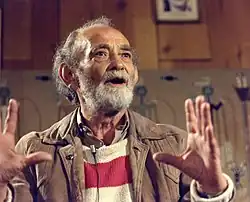 Waldo Salt, Schnappschuss des Drehbuchautors in legerer Kleidung, gestreiftem Pullover und hellbrauner Lederjacke