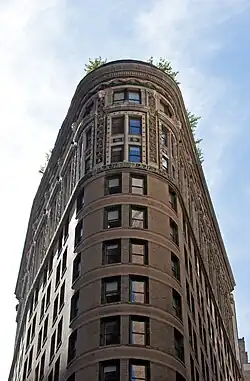 Terrakotta-Ornamente an der Gebäudekrone (2011)