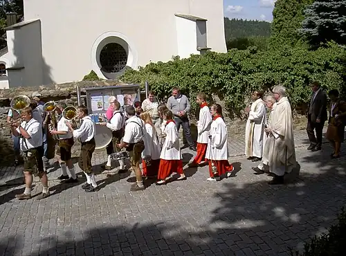 Wallfahrt am Frauentag, die drei Priester rechts im Bild sind v.re.n.li. Józef Stala aus Polen, Michael Reitinger aus Stein und Roy Mathew aus Indien