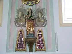 Heilige Barbara, umgeben von Votivkästen und Apostelleuchtern