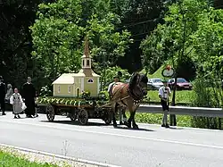 Wallfahrtskirche Maria Hilf, dargestellt auf einem Festwagen