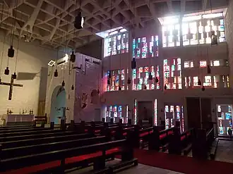 Inneres, rechts neben dem Altar die romanische Kapelle