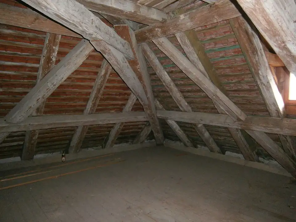 Inneres eines historischen Walmdachs von einer Gratecke mit Gratsparren und Gratschifter (Allodium Cronheim, 1749)