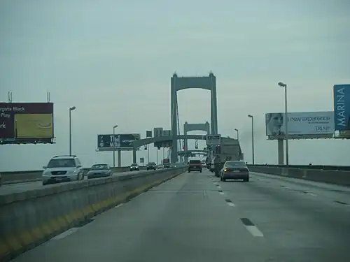 Auffahrt Richtung Osten nach New&nbsp;Jersey, links die versetzbare Mitteltrennwand (2008)
