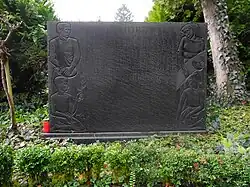 Walter Hürlimann (1899–1979) Bildhauer, Grabstein 1941, Säen und Ernten, Friedhof Uster