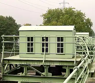 Häuschen zur Steuerung der Sparbecken