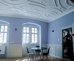 Der restaurierte „Blaue Salon“ mit Stuckdecke