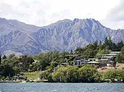 Wanaka Ost mit Bergen im Hintergrund