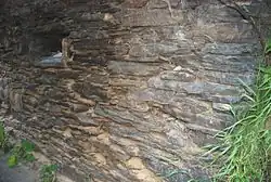 Plattengneis als Baumaterial