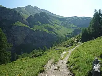 Blick aus Südwesten zum Piz Tomül über den Absatz des Tomülbodens. Der Fluss, welcher das Tal entwässert, hat auf der Karte keinen Namen.