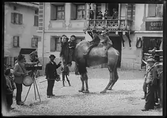 Wanderzoo mit Kamel inmitten von St. Moritz, um 1890