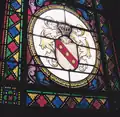 Wappen der von Freyhold in einem Fenster der Kreuzkapelle Kempenich, hier ohne Helmzier und mit gold-silberner Helmdecke