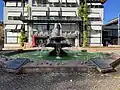 Wappenbrunnen vor dem Eberbacher Rathaus