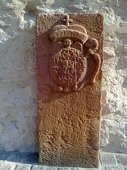 Großer Wappenstein rechts mit dem Wappen des Kurmainzer Erzbischofs Johann Philipp von Schönborn