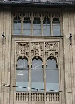 Fenster mit Maßwerk im Jugendstil im dritten und vierten Stock