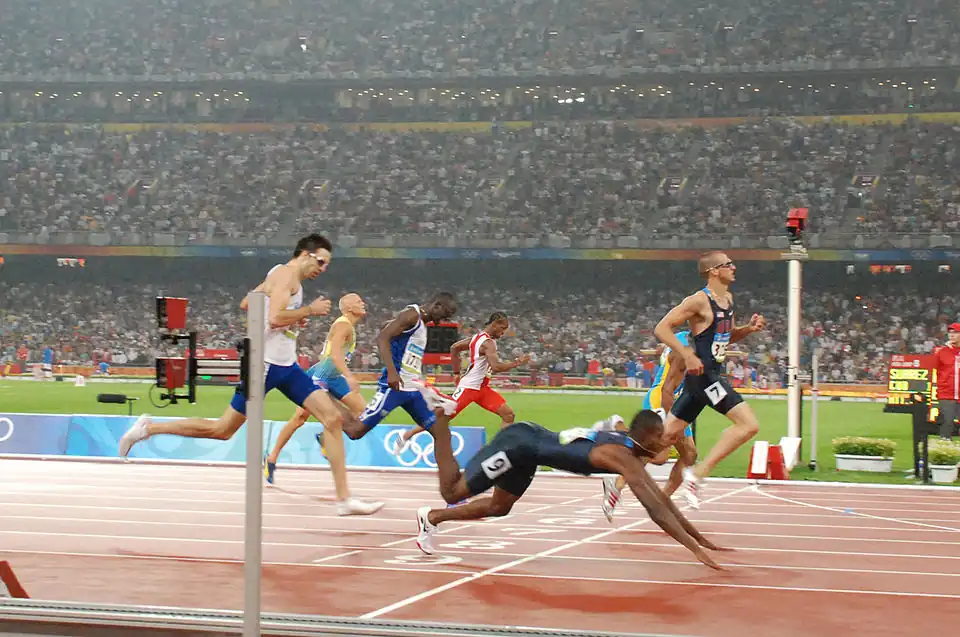 Der Zieleinlauf hinter LaShawn Merritt: Jeremy&nbsp;Wariner (7 – Silber), David&nbsp;Neville (9 – Bronze im Sturz über die&nbsp;Ziellinie), Chris&nbsp;Brown (verdeckt), Leslie&nbsp;Djhone (Dritter von links), Martyn&nbsp;Rooney (ganz links), Renny&nbsp;Quow (Vierter von links), Johan&nbsp;Wissman (Zweiter von&nbsp;links)